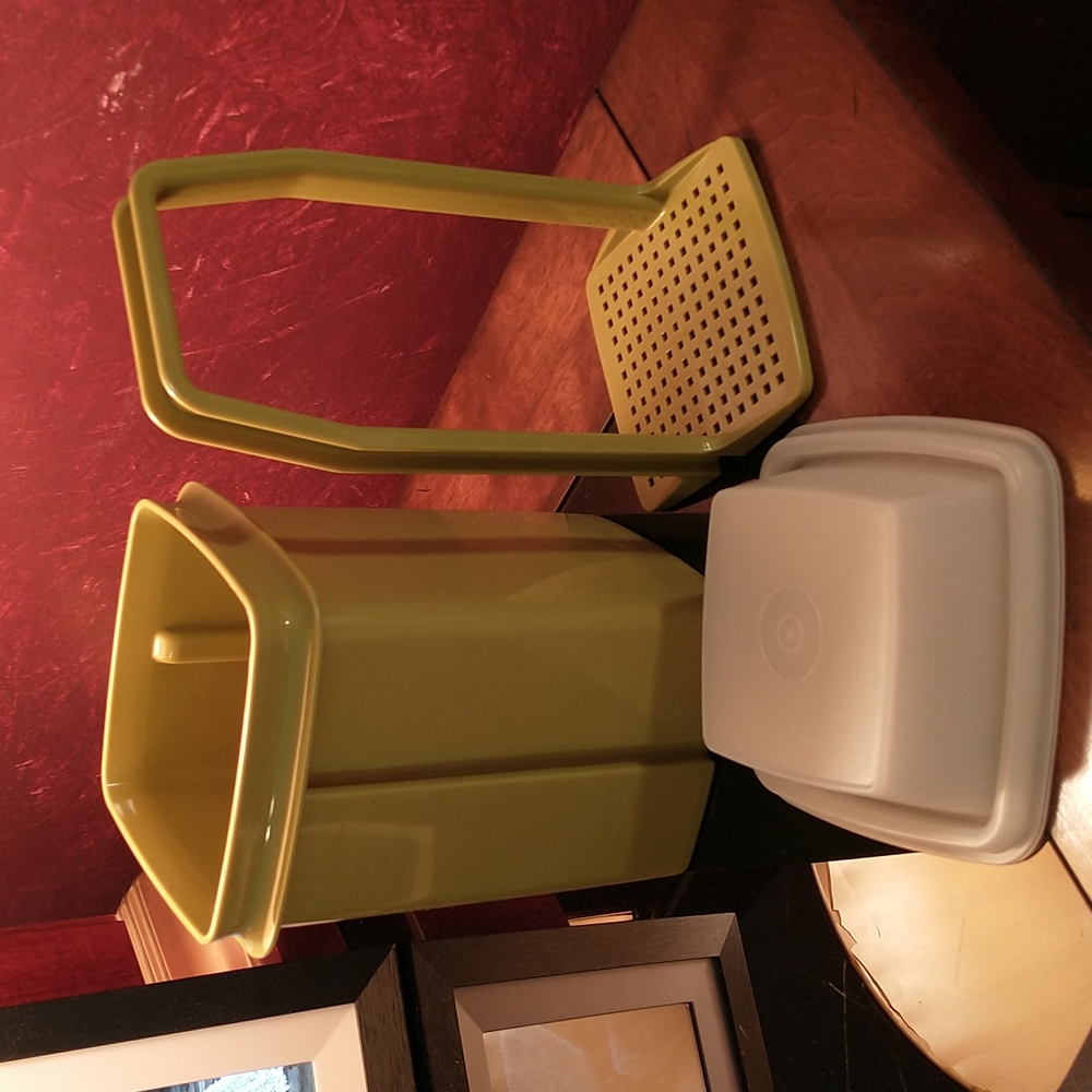 Tupperware 3 Piece Avocado Green Pickle Keeper with Sliding Insert - A16